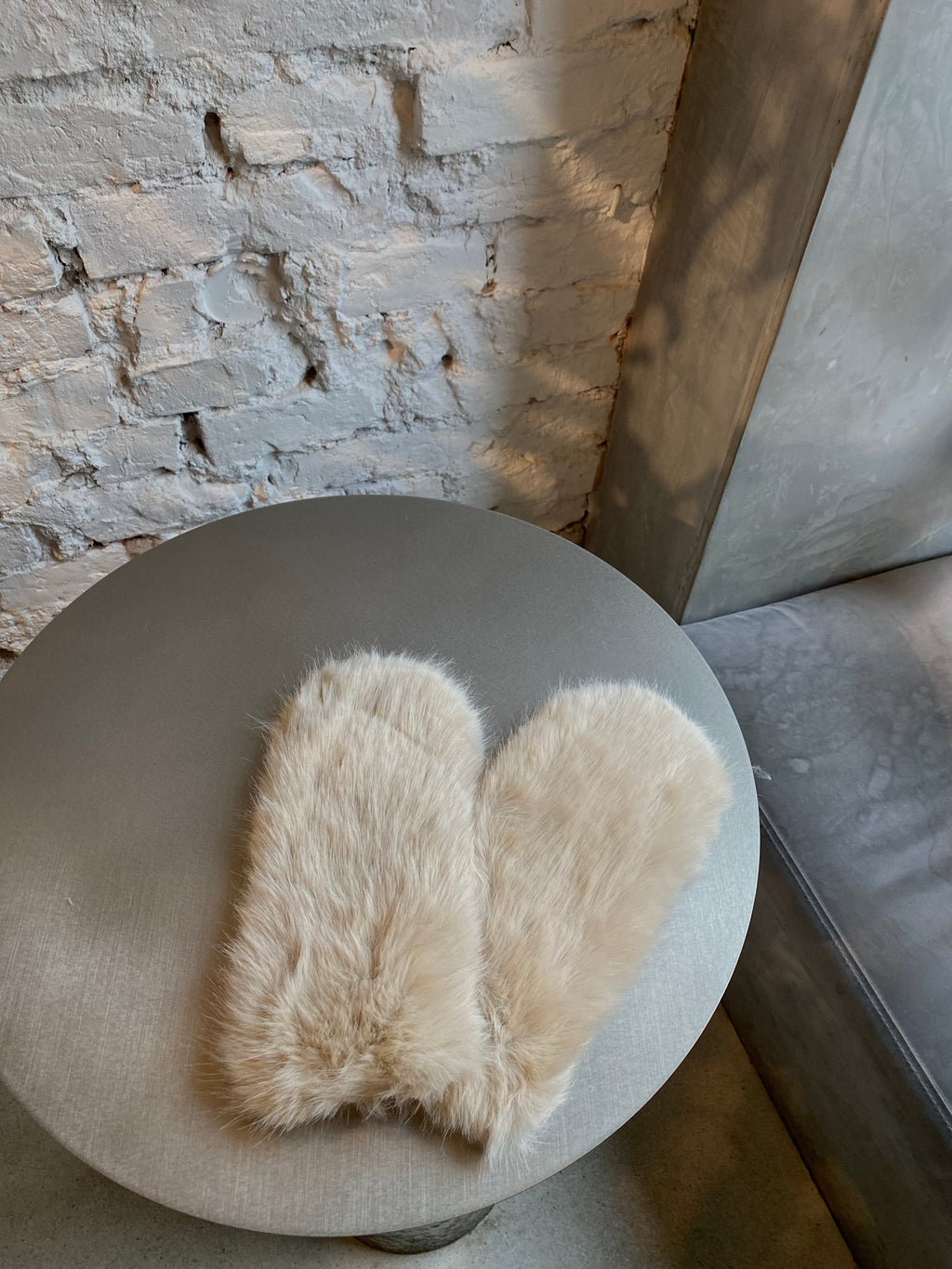 Smėlio spalvos dirbtinio kailio kumštinės pirštinės "Sand Cozy Faux Fur Mittens”