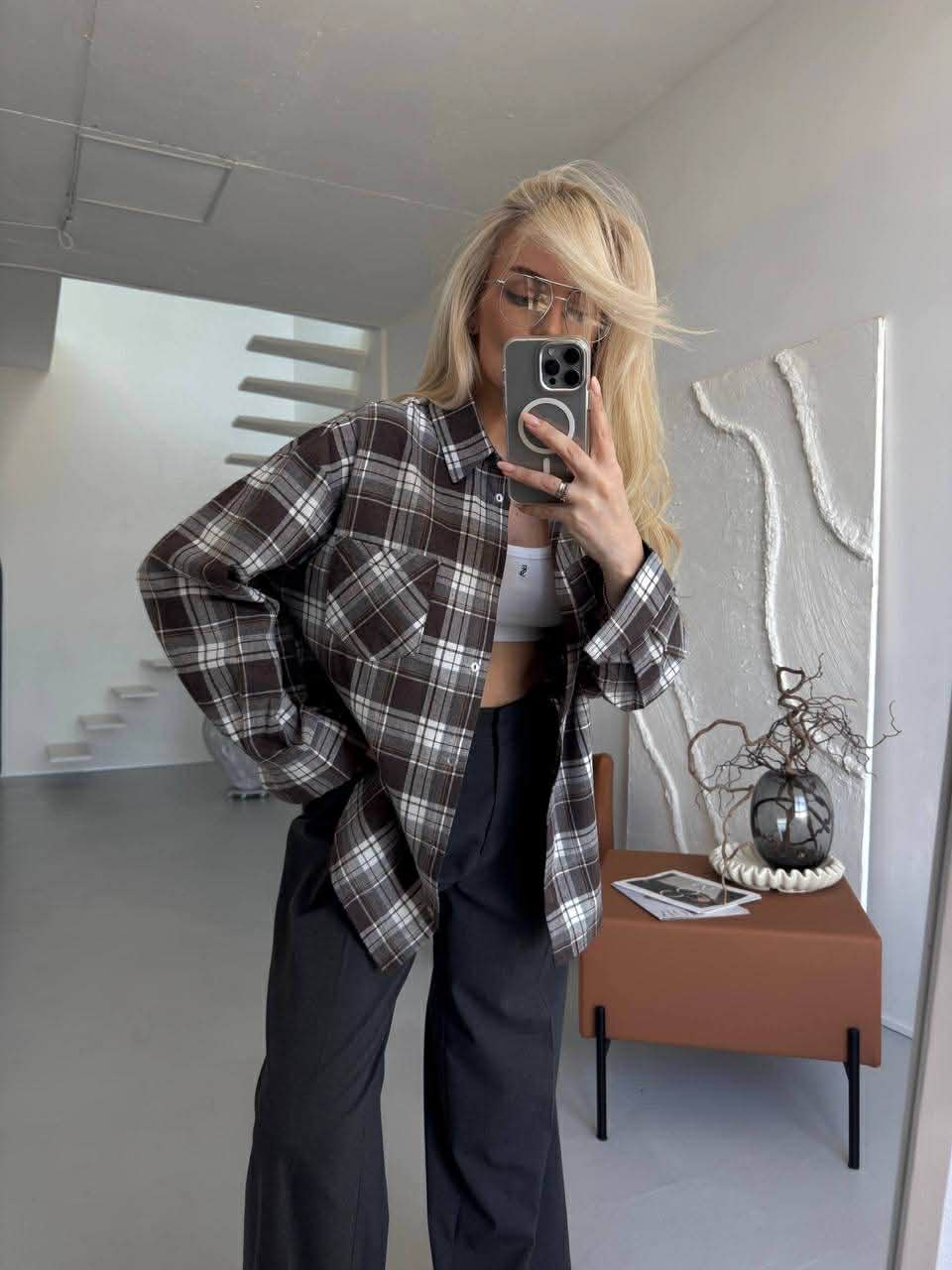 Rudi su baltu oversize languoti marškiniai „Novera Check Shirt“