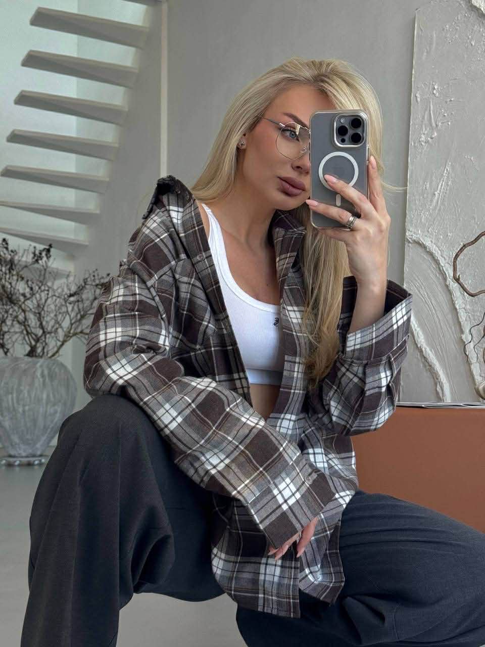 Rudi su baltu oversize languoti marškiniai „Novera Check Shirt“