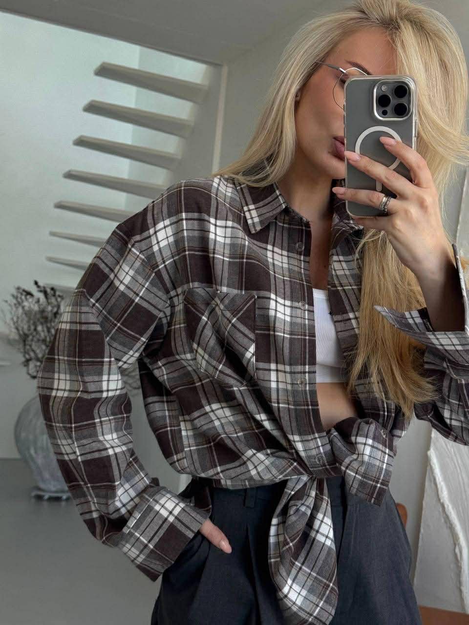 Rudi su baltu oversize languoti marškiniai „Novera Check Shirt“