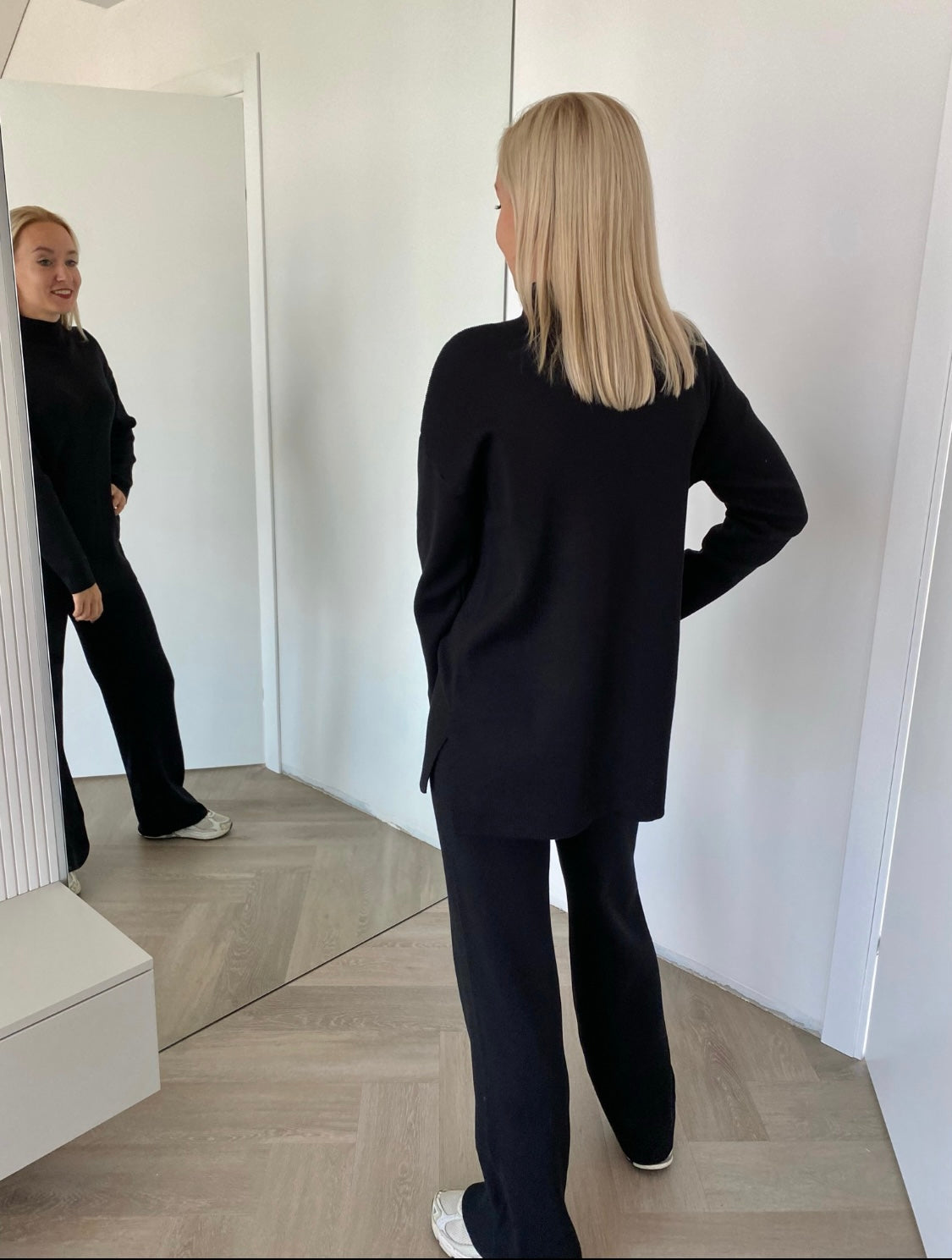 Juodas viskozės ir medvilnės kostiumėlis – “Black Soft Blend Set”