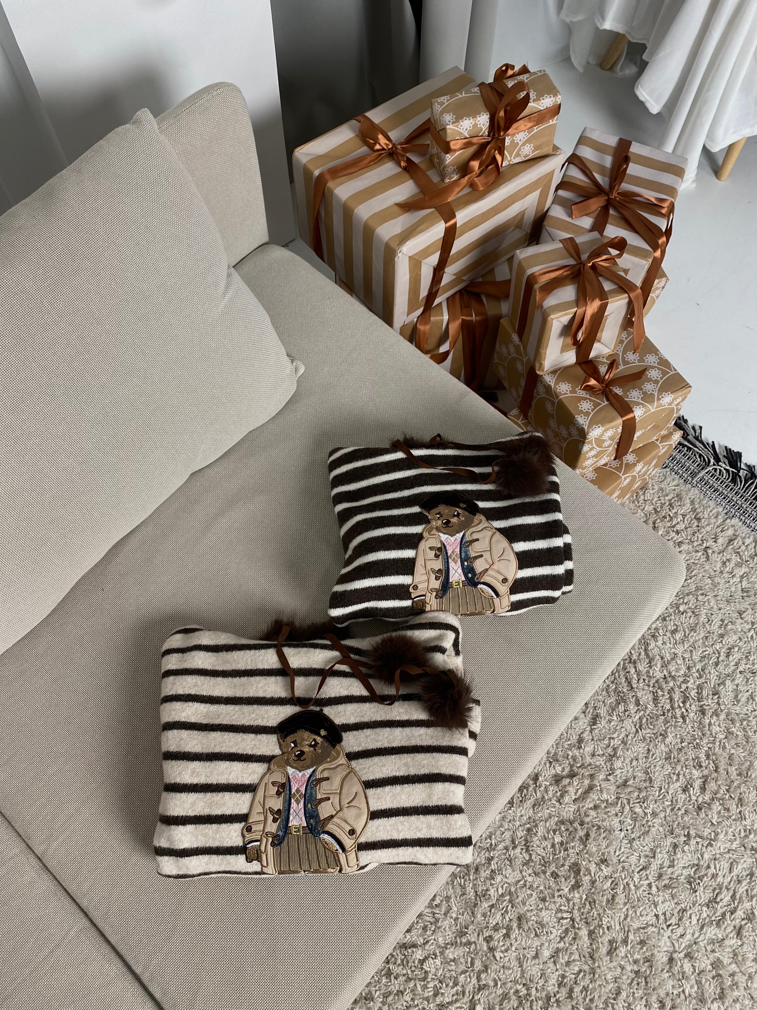 Šiltas šviesus dryžuotas megztinis su kailiuku ant gobtuvo “Teddy Cozy Stripe Hoodie – Light”