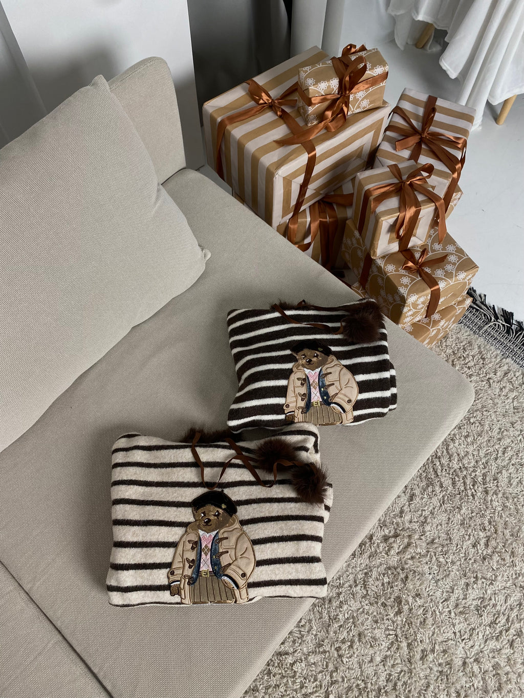 Šiltas šokoladinis dryžuotas megztinis su kailiuku ant gobtuvo “Teddy Cozy Stripe Hoodie – Chocolate”