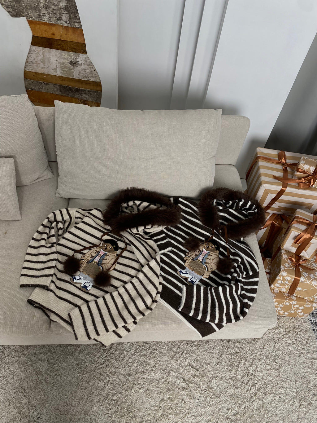 Šiltas šokoladinis dryžuotas megztinis su kailiuku ant gobtuvo “Teddy Cozy Stripe Hoodie – Chocolate”