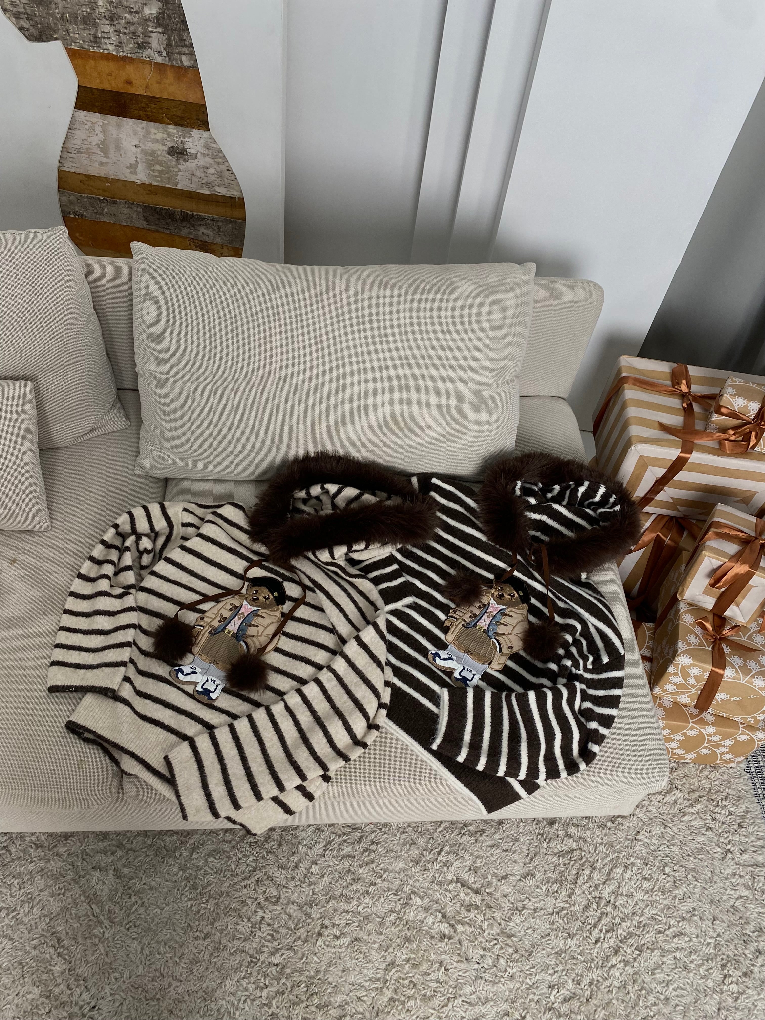 Šiltas šokoladinis dryžuotas megztinis su kailiuku ant gobtuvo “Teddy Cozy Stripe Hoodie – Chocolate”