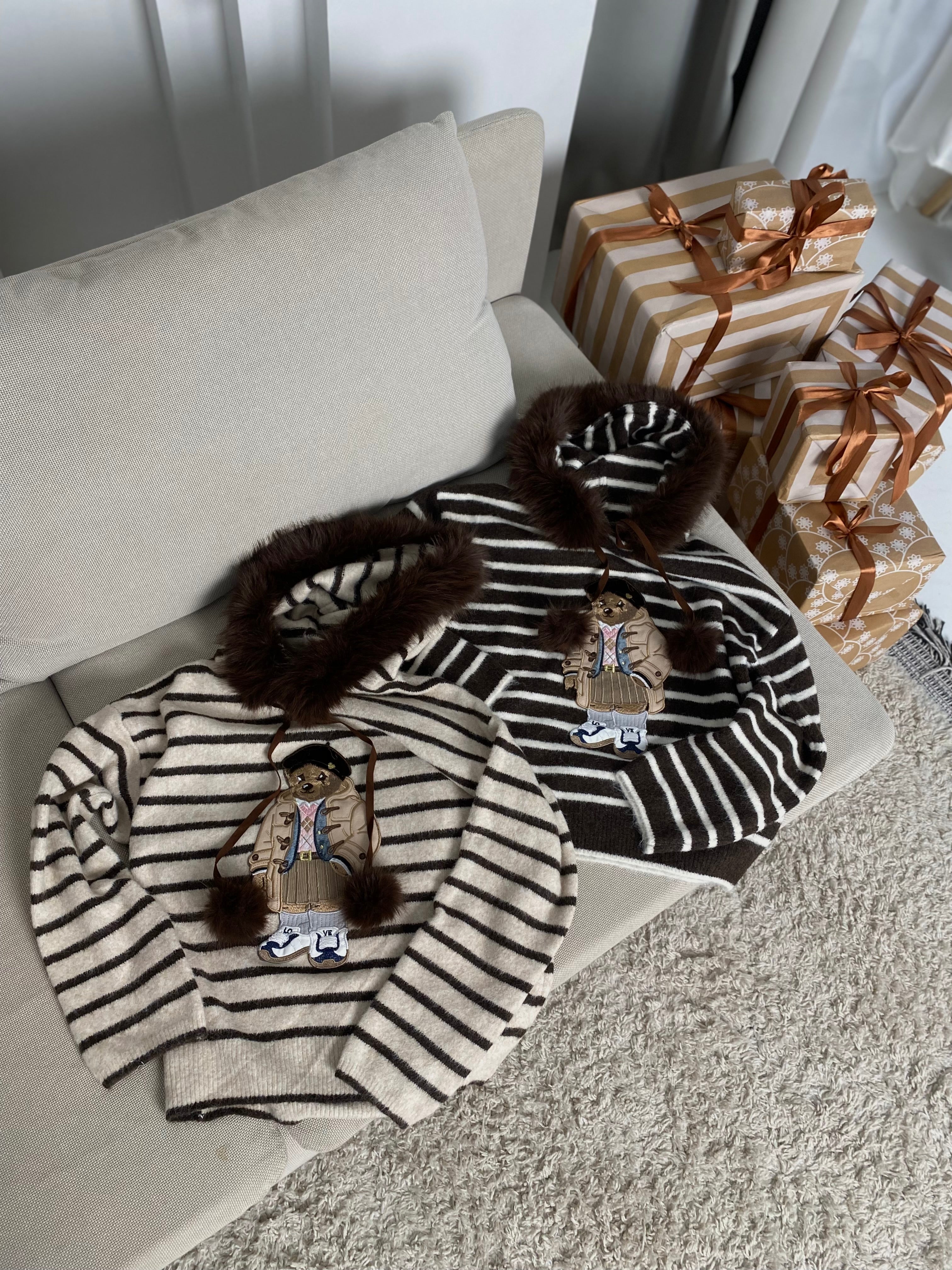 Šiltas šviesus dryžuotas megztinis su kailiuku ant gobtuvo “Teddy Cozy Stripe Hoodie – Light”