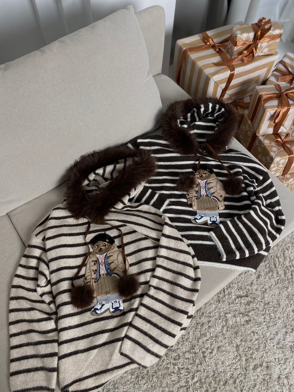 Šiltas šokoladinis dryžuotas megztinis su kailiuku ant gobtuvo “Teddy Cozy Stripe Hoodie – Chocolate”