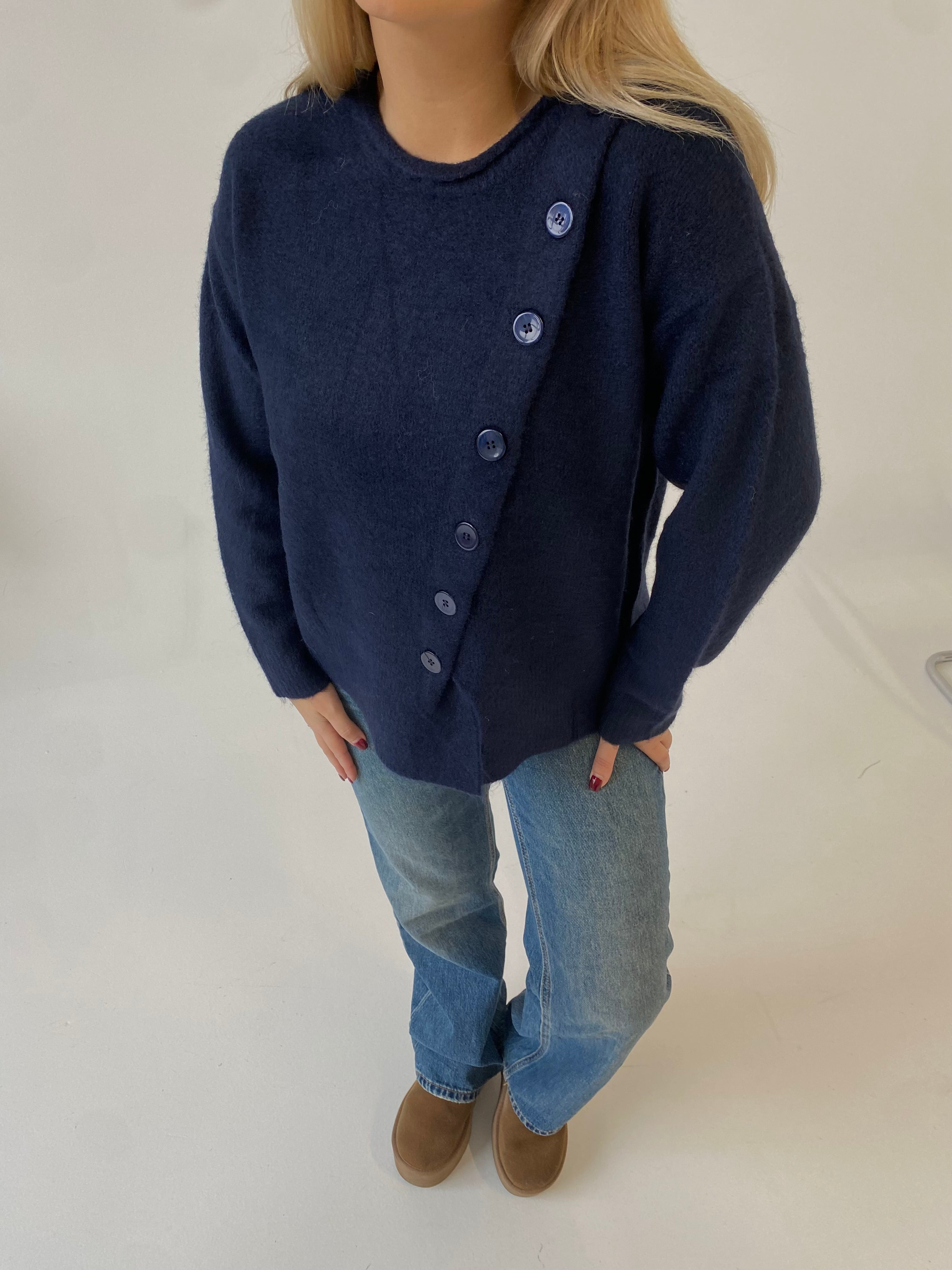 Tamsiai mėlynas šiltas megztinis su sagutėmis “Midnight Buttons”