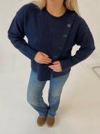 Tamsiai mėlynas šiltas megztinis su sagutėmis “Midnight Buttons”