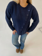 Tamsiai mėlynas šiltas megztinis su sagutėmis “Midnight Buttons”