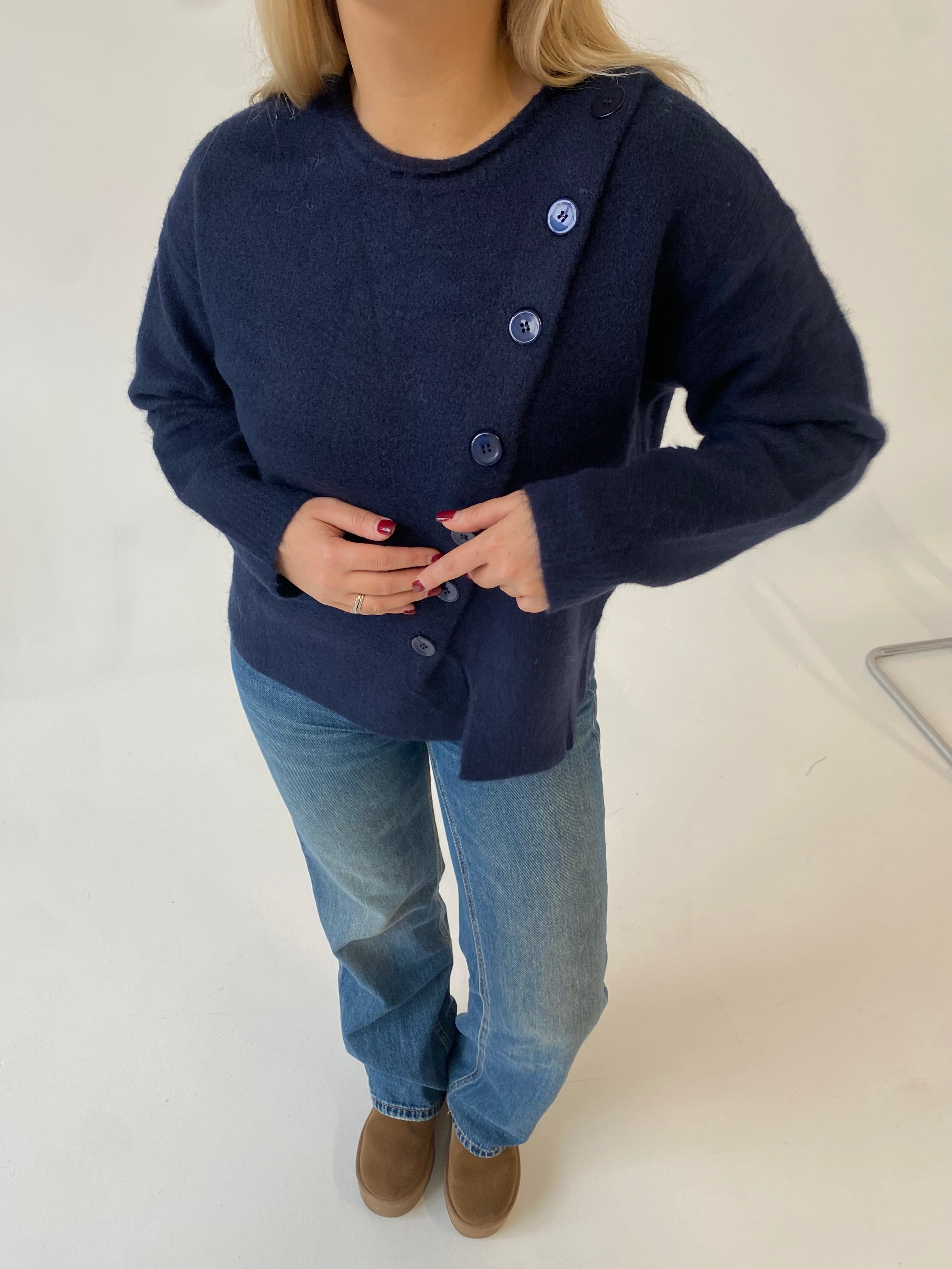 Tamsiai mėlynas šiltas megztinis su sagutėmis “Midnight Buttons”