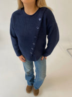 Tamsiai mėlynas šiltas megztinis su sagutėmis “Midnight Buttons”