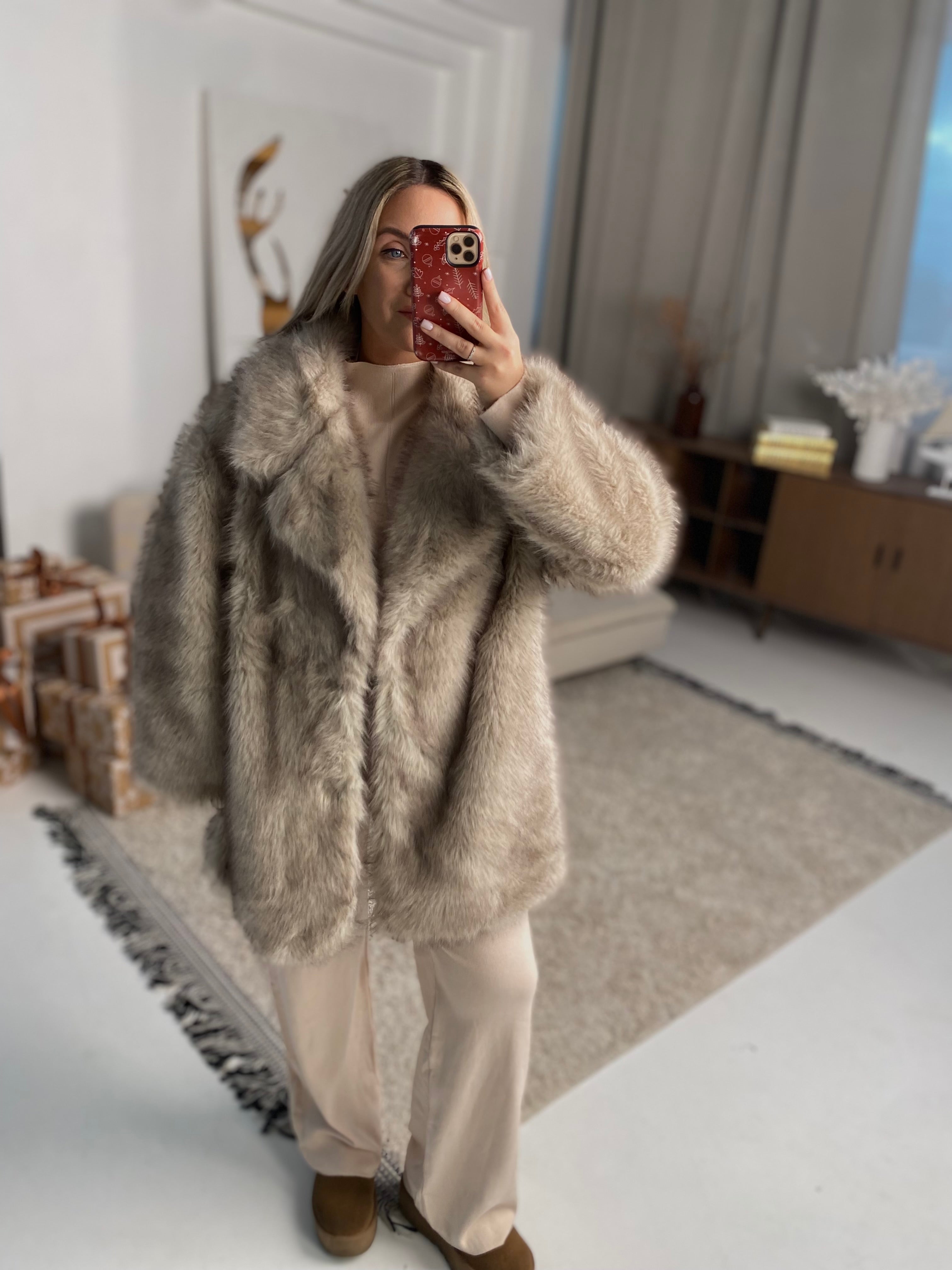Nude oversize vidutinio ilgio dirbtiniai kailinukai “Nude Oversize Faux Fur Coat”
