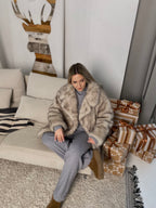 Nude oversize vidutinio ilgio dirbtiniai kailinukai “Nude Oversize Faux Fur Coat”