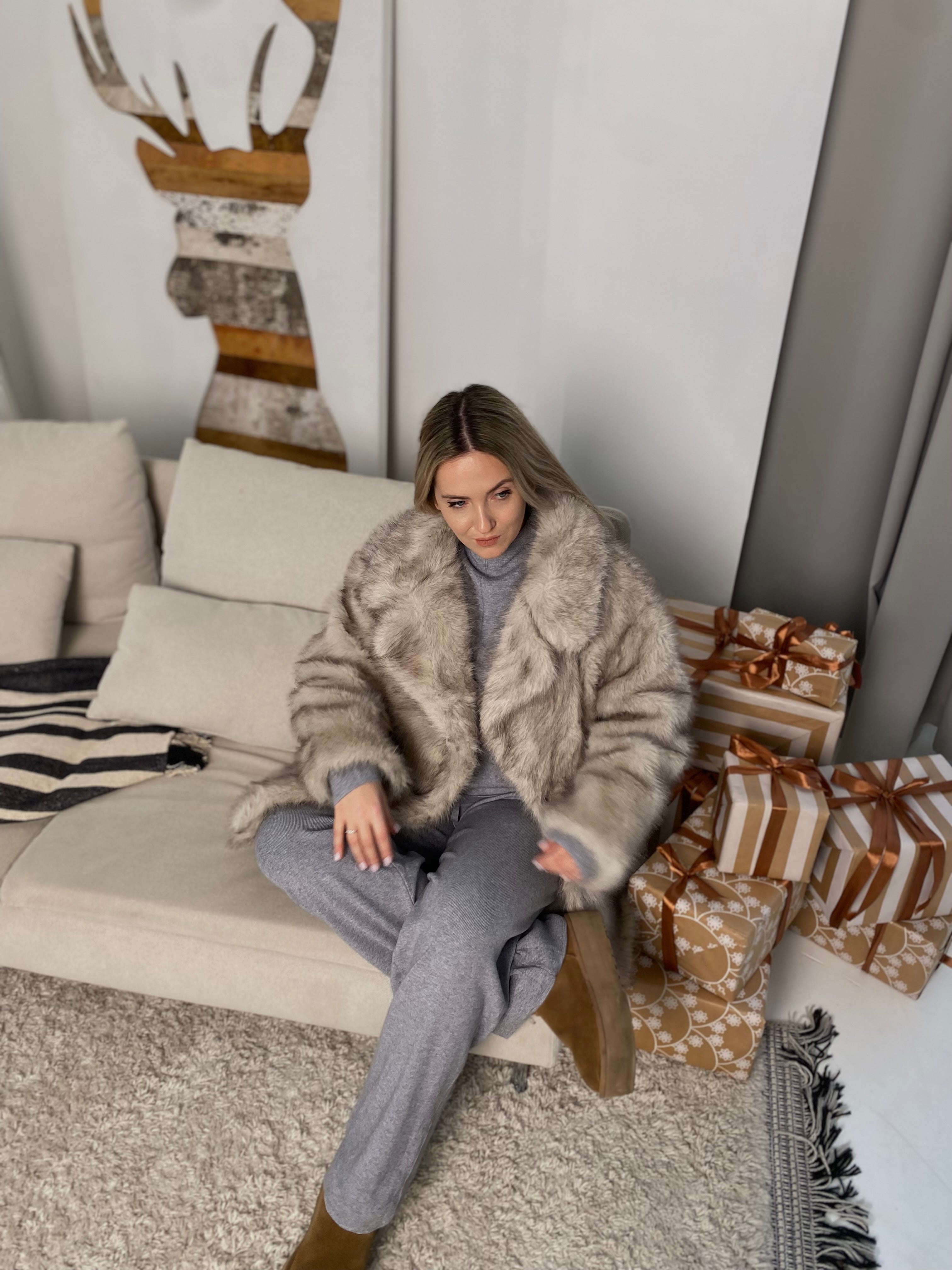 Nude oversize vidutinio ilgio dirbtiniai kailinukai “Nude Oversize Faux Fur Coat”