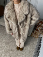 Nude oversize vidutinio ilgio dirbtiniai kailinukai “Nude Oversize Faux Fur Coat”