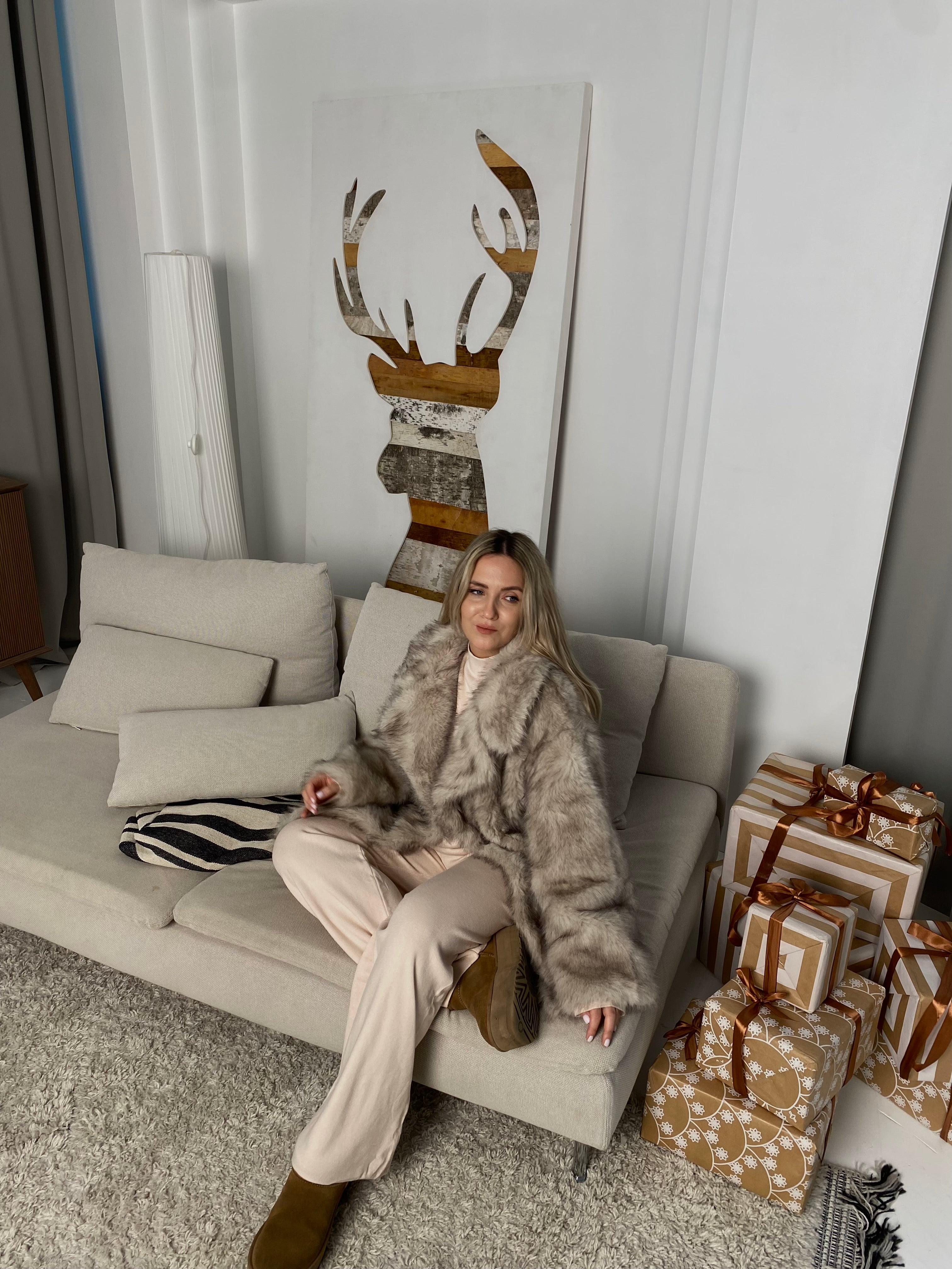 Nude oversize vidutinio ilgio dirbtiniai kailinukai “Nude Oversize Faux Fur Coat”