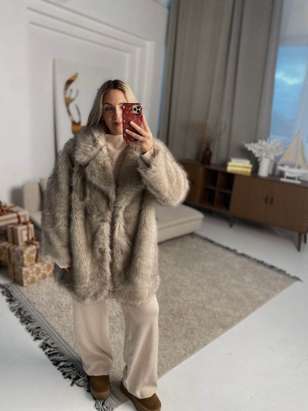 Nude oversize vidutinio ilgio dirbtiniai kailinukai “Nude Oversize Faux Fur Coat”