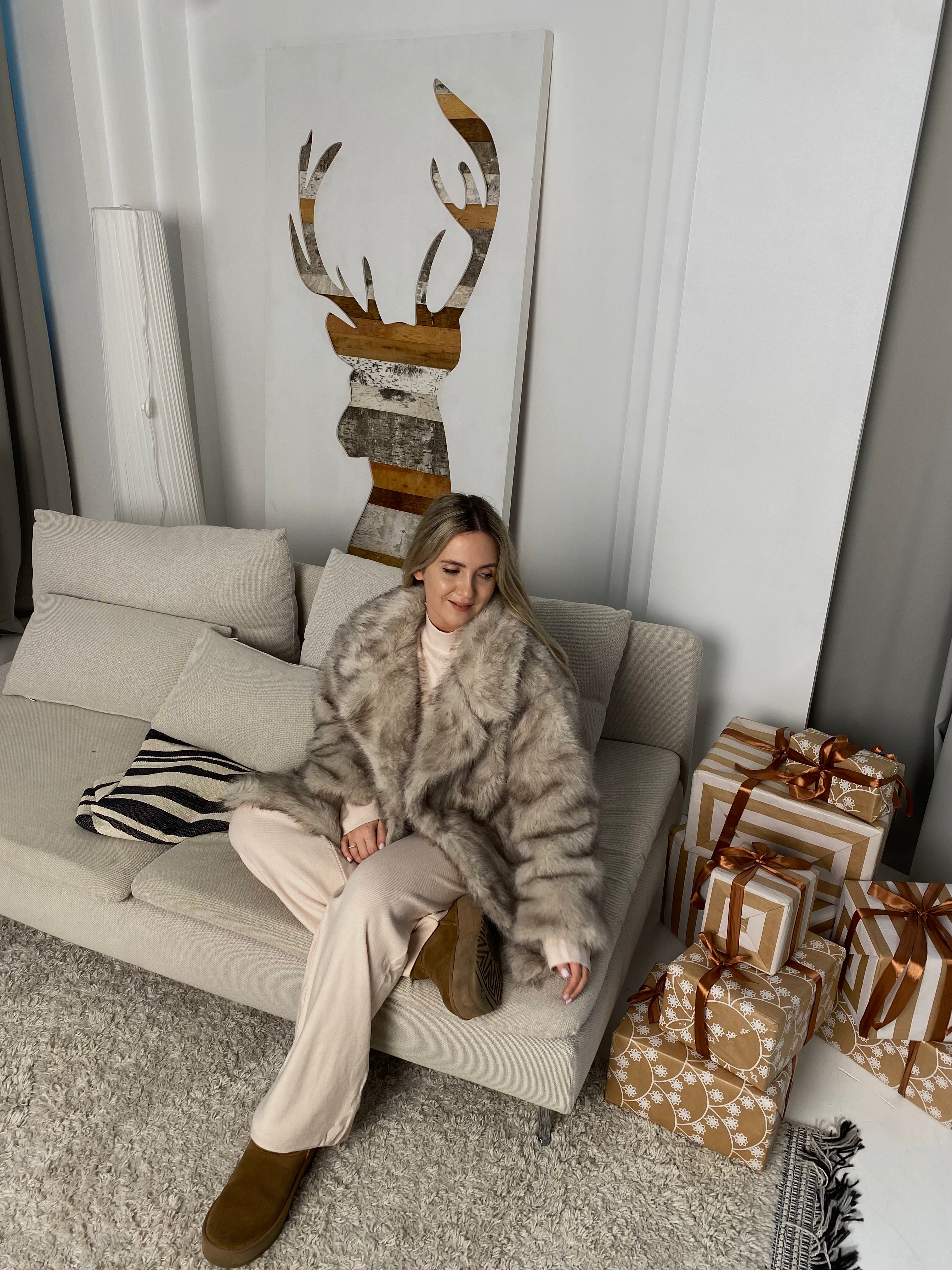 Nude oversize vidutinio ilgio dirbtiniai kailinukai “Nude Oversize Faux Fur Coat”