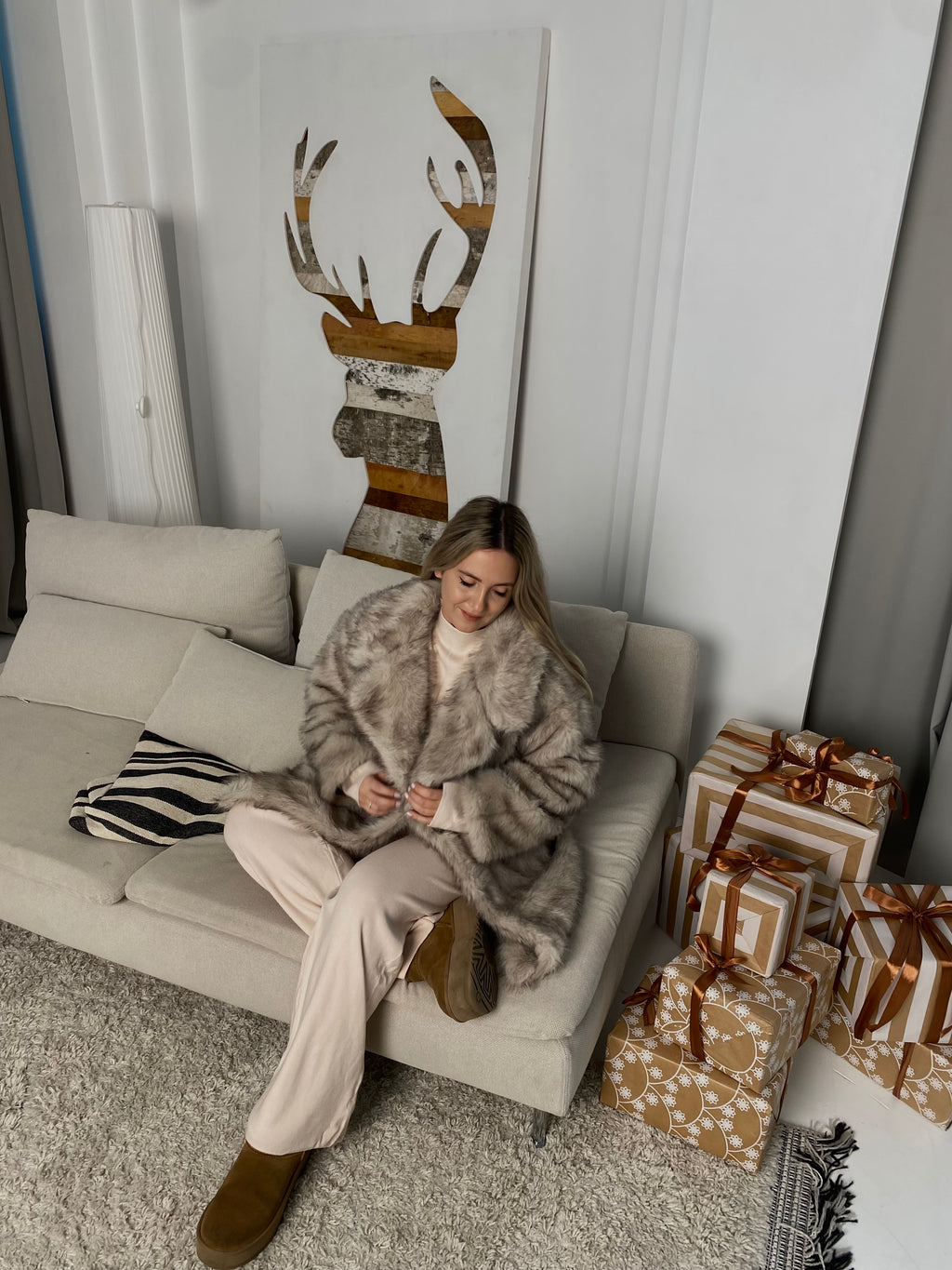 Nude oversize vidutinio ilgio dirbtiniai kailinukai “Nude Oversize Faux Fur Coat”