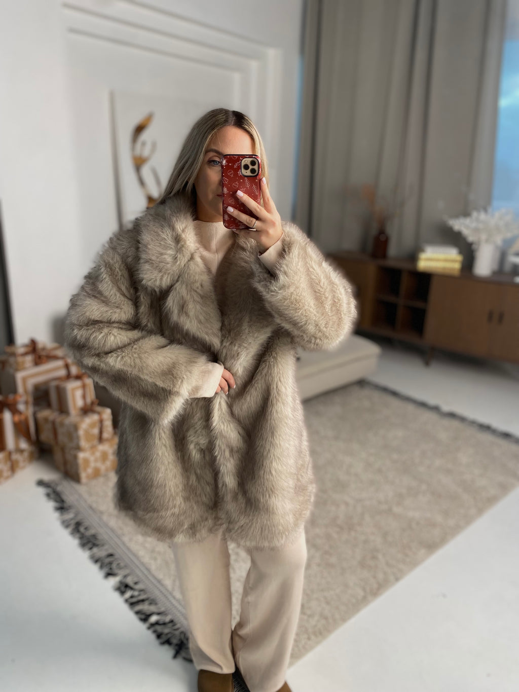 Nude oversize vidutinio ilgio dirbtiniai kailinukai “Nude Oversize Faux Fur Coat”