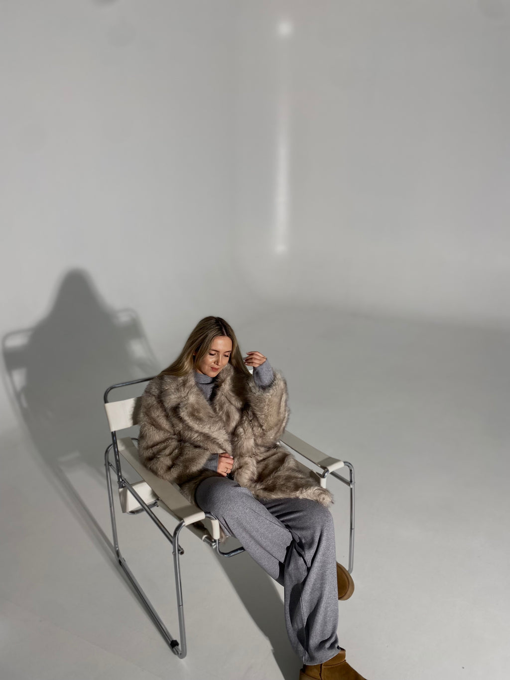 Nude oversize vidutinio ilgio dirbtiniai kailinukai “Nude Oversize Faux Fur Coat”