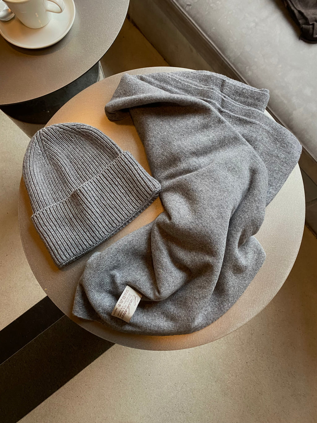 Pilkas šaliko ir kepurės komplektas su kašmyru ir vilna (unisex) “Grey Cashmere Wool Set”
