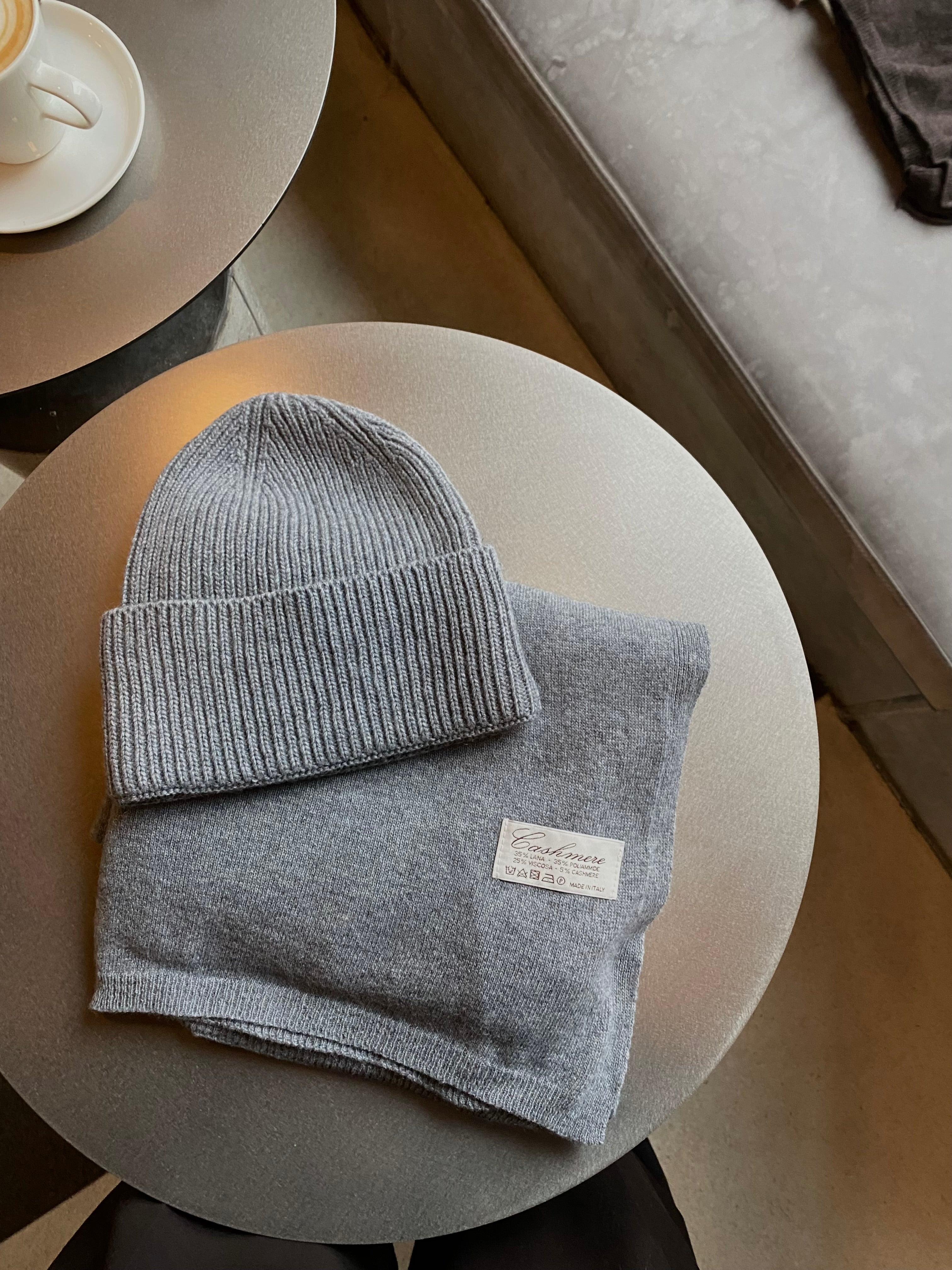 Pilkas šaliko ir kepurės komplektas su kašmyru ir vilna (unisex) “Grey Cashmere Wool Set”