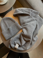Pilkas šaliko ir kepurės komplektas su kašmyru ir vilna (unisex) “Grey Cashmere Wool Set”