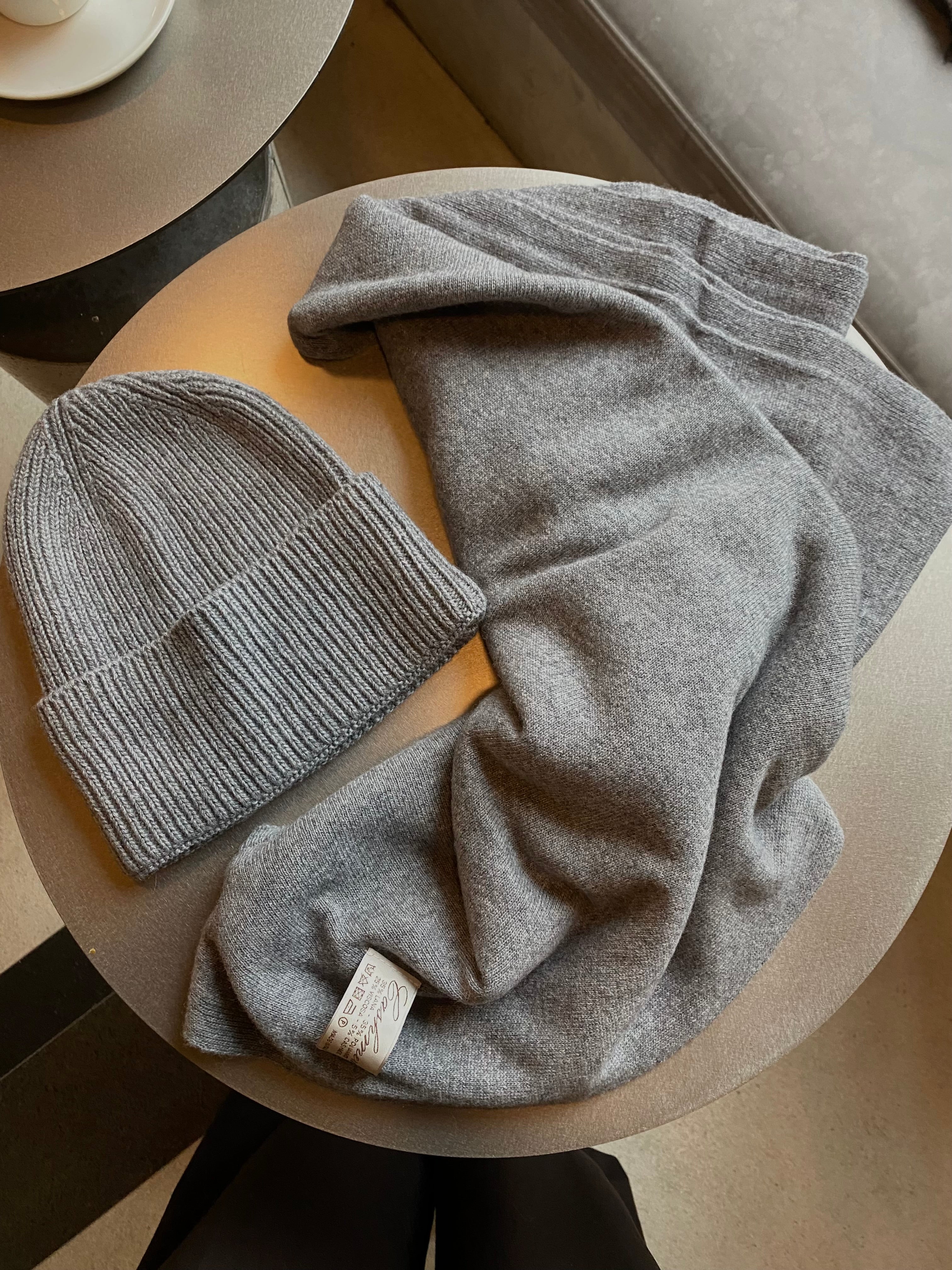 Pilkas šaliko ir kepurės komplektas su kašmyru ir vilna (unisex) “Grey Cashmere Wool Set”