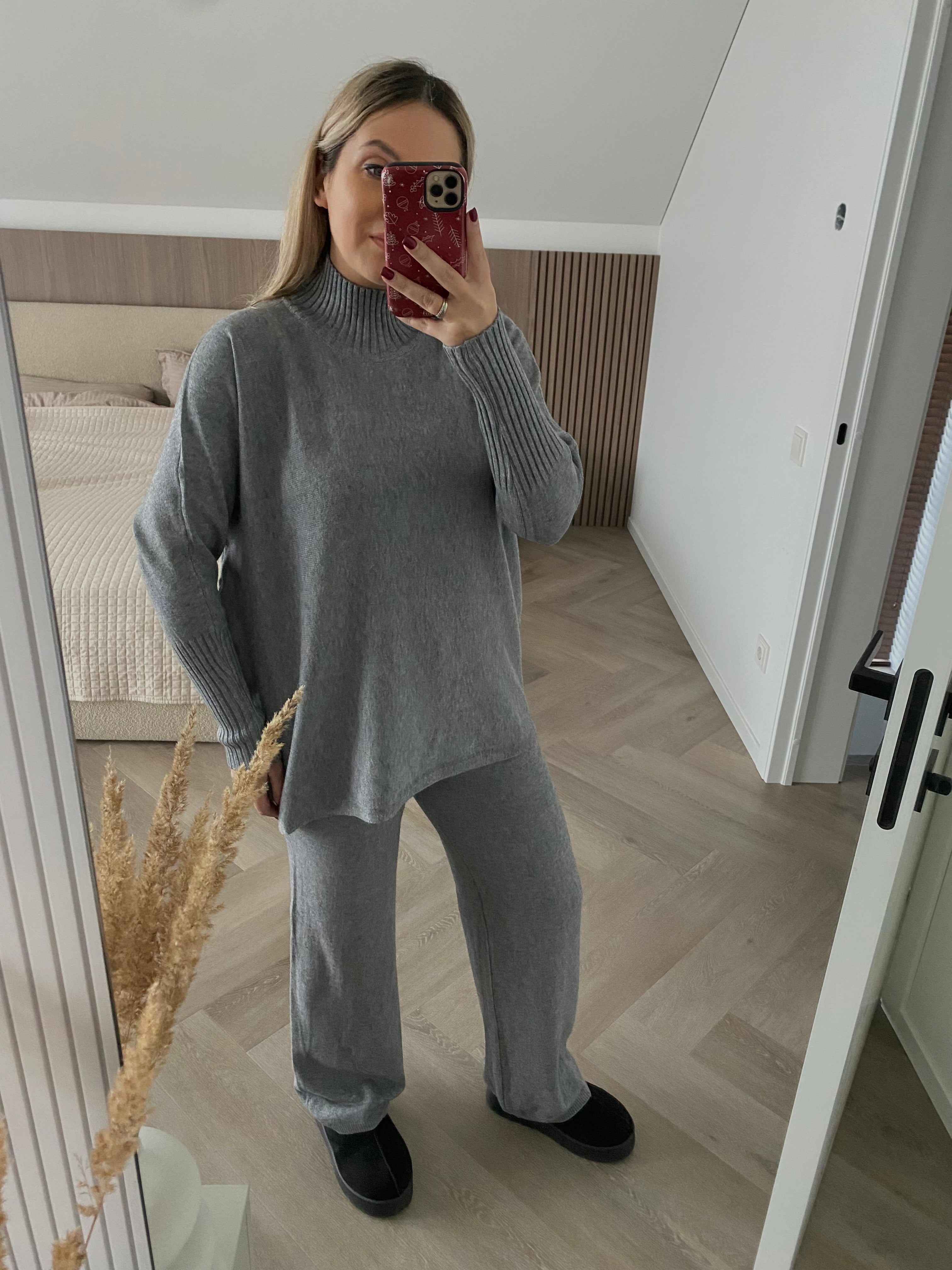Pilkas megztas laisvalaikio kostiumėlis “Grey Knit Lounge Set”