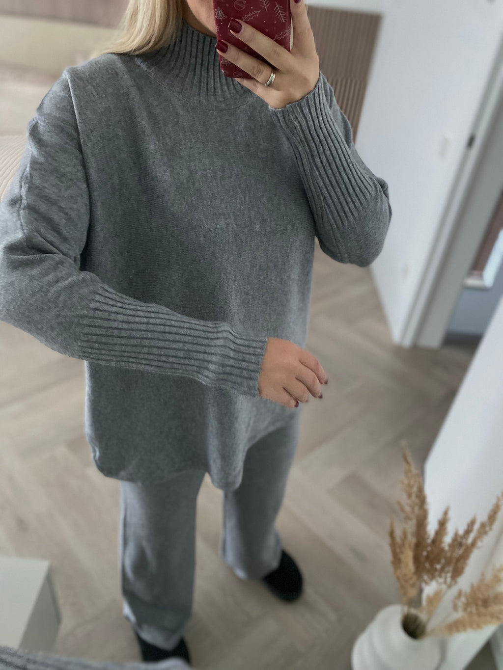 Pilkas megztas laisvalaikio kostiumėlis “Grey Knit Lounge Set”