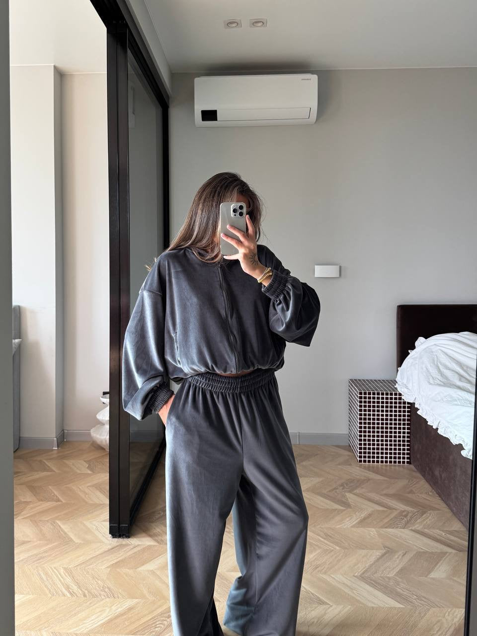 Veliūrinis dviejų dalių laisvalaikio komplektas - pilkas „Grey Velvet Lounge Set“