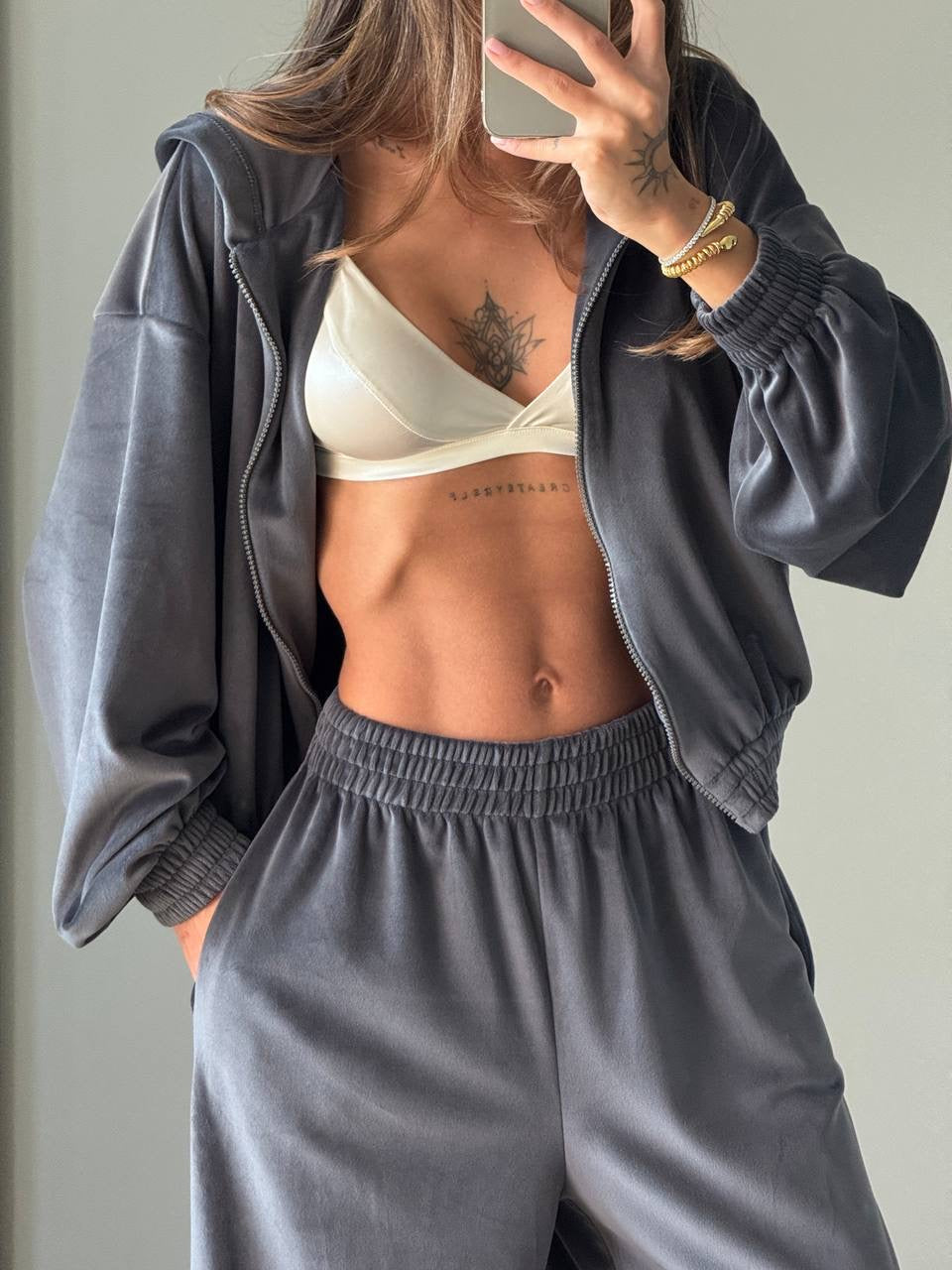 Veliūrinis dviejų dalių laisvalaikio komplektas - pilkas „Grey Velvet Lounge Set“