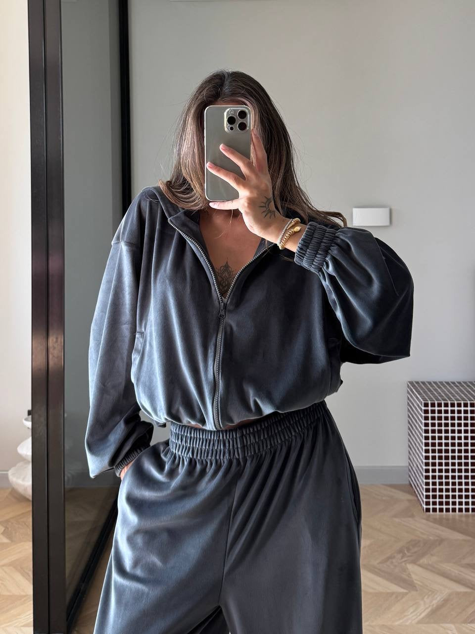 Veliūrinis dviejų dalių laisvalaikio komplektas - pilkas „Grey Velvet Lounge Set“