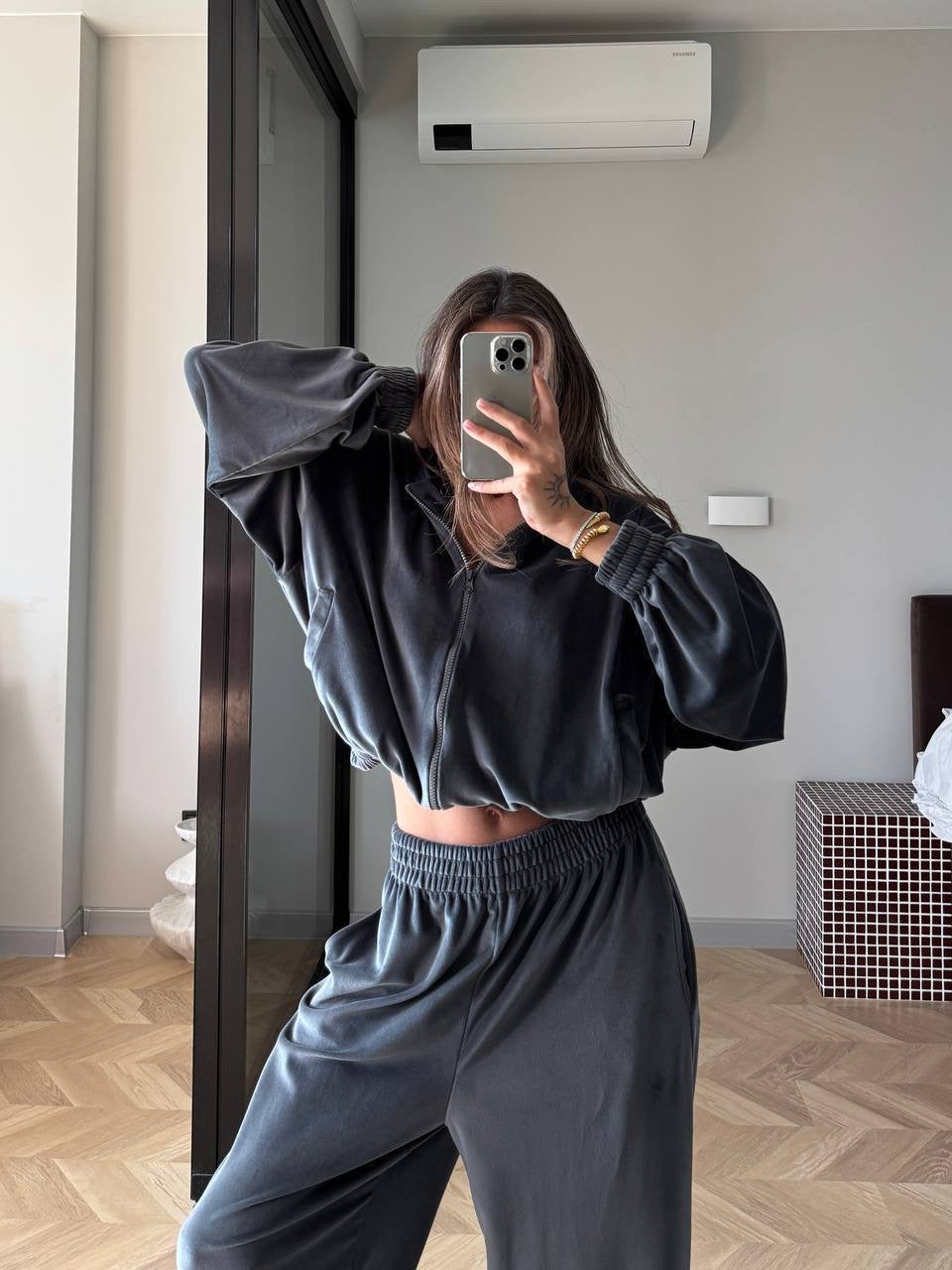 Veliūrinis dviejų dalių laisvalaikio komplektas - pilkas „Grey Velvet Lounge Set“