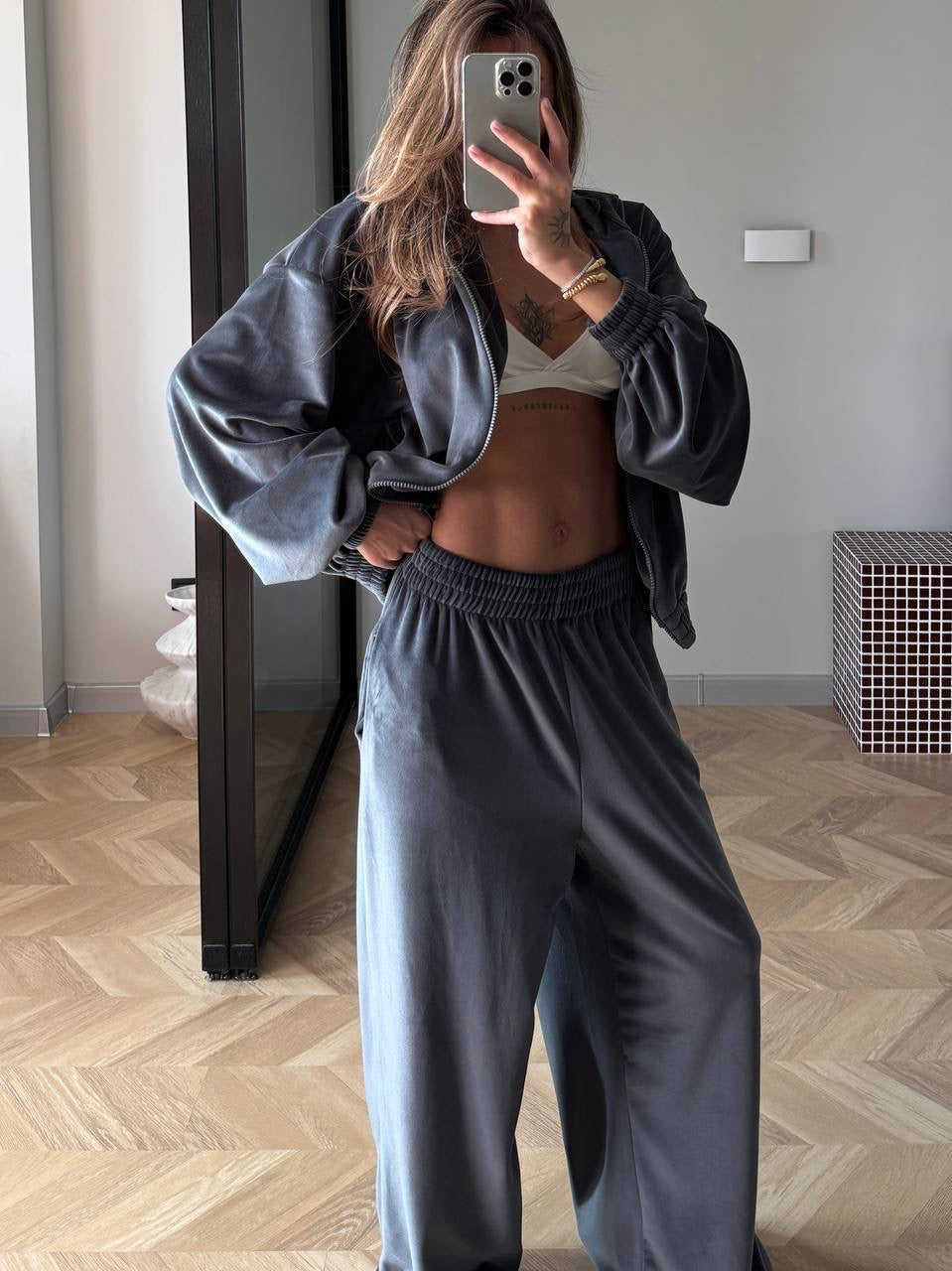 Veliūrinis dviejų dalių laisvalaikio komplektas - pilkas „Grey Velvet Lounge Set“