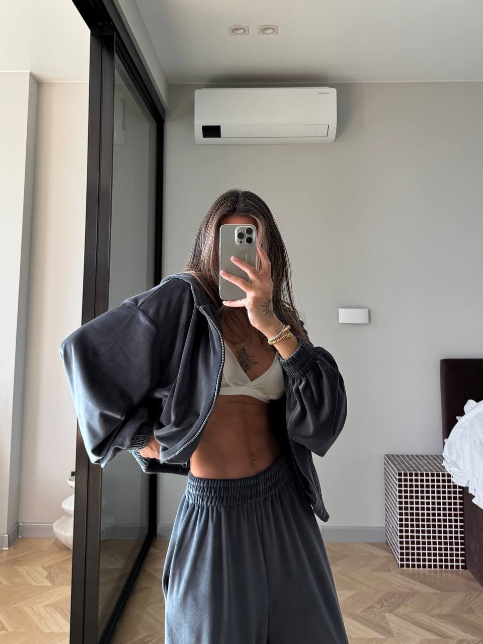 Veliūrinis dviejų dalių laisvalaikio komplektas - pilkas „Grey Velvet Lounge Set“