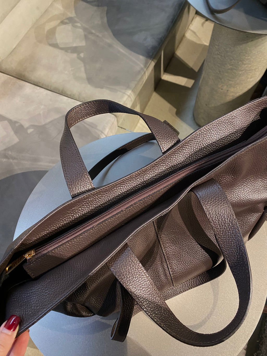 Natūralios odos šokoladinės spalvos rankinė “Chocolate Leather Elegance”