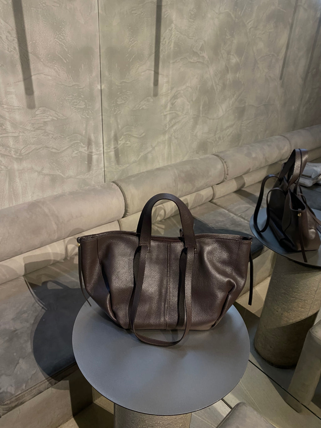 Natūralios odos šokoladinės spalvos rankinė “Chocolate Leather Elegance”