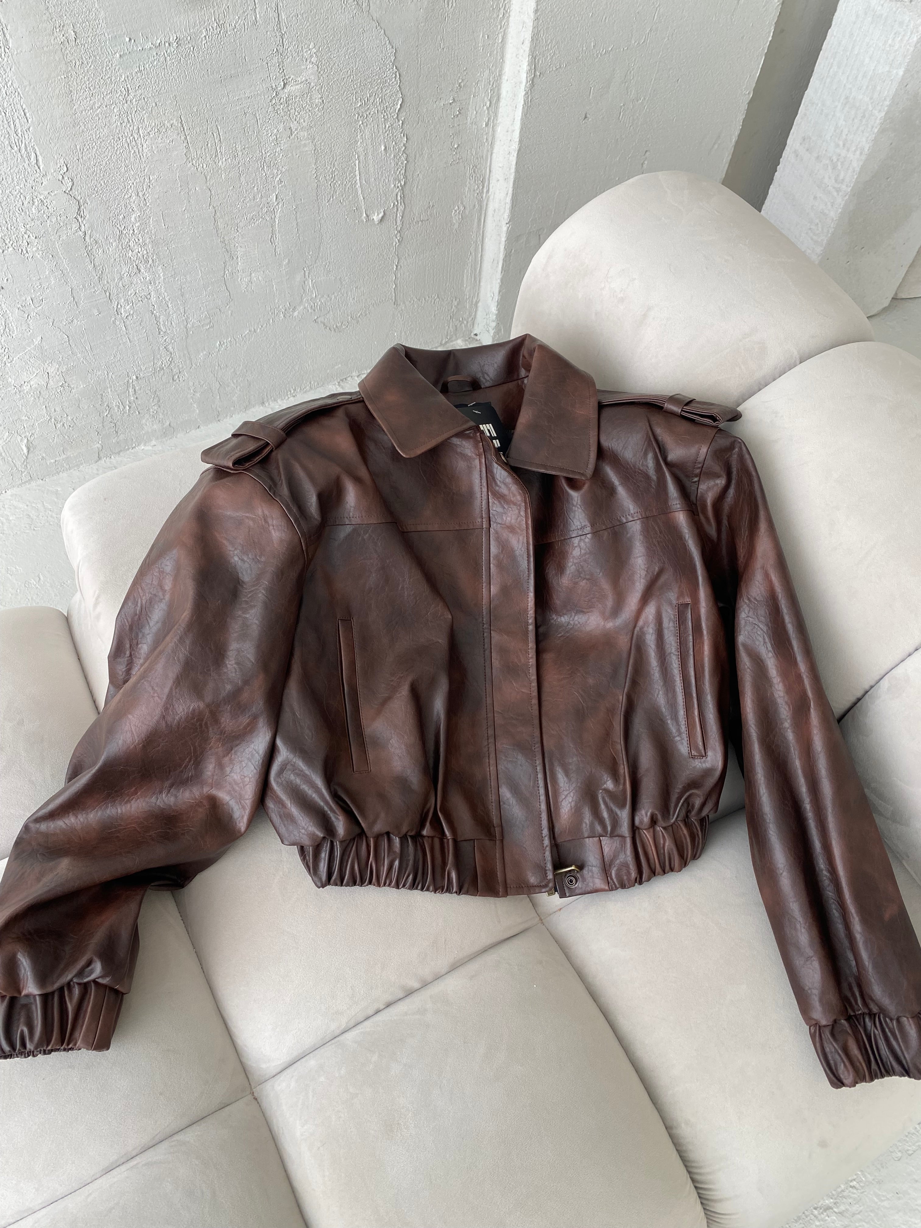 Premium ruda dirbtinės odos striukė su petukais „Velmora Structured Jacket“