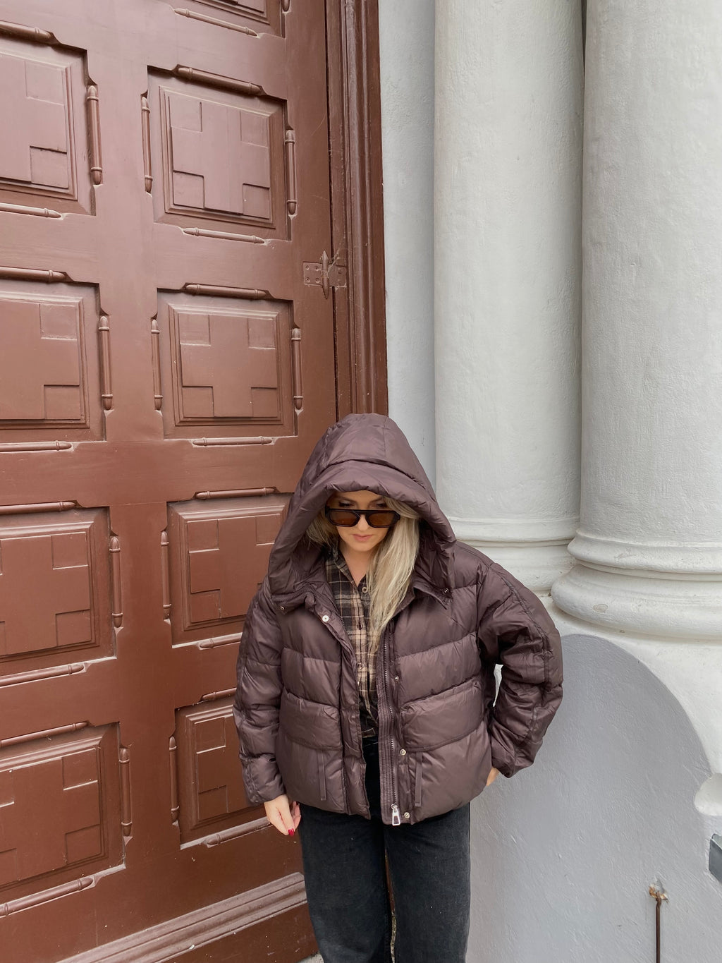 Šokoladinė pūkinė stilinga striukė “Chocolate Puffer Oversize”