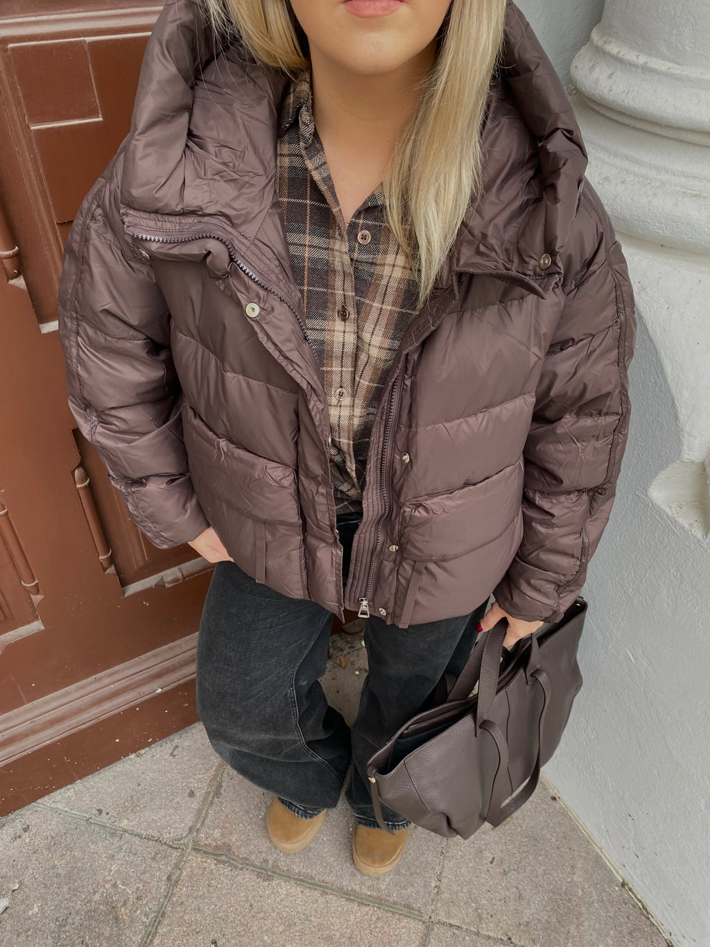 Šokoladinė pūkinė stilinga striukė “Chocolate Puffer Oversize”