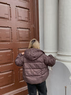 Šokoladinė pūkinė stilinga striukė “Chocolate Puffer Oversize”