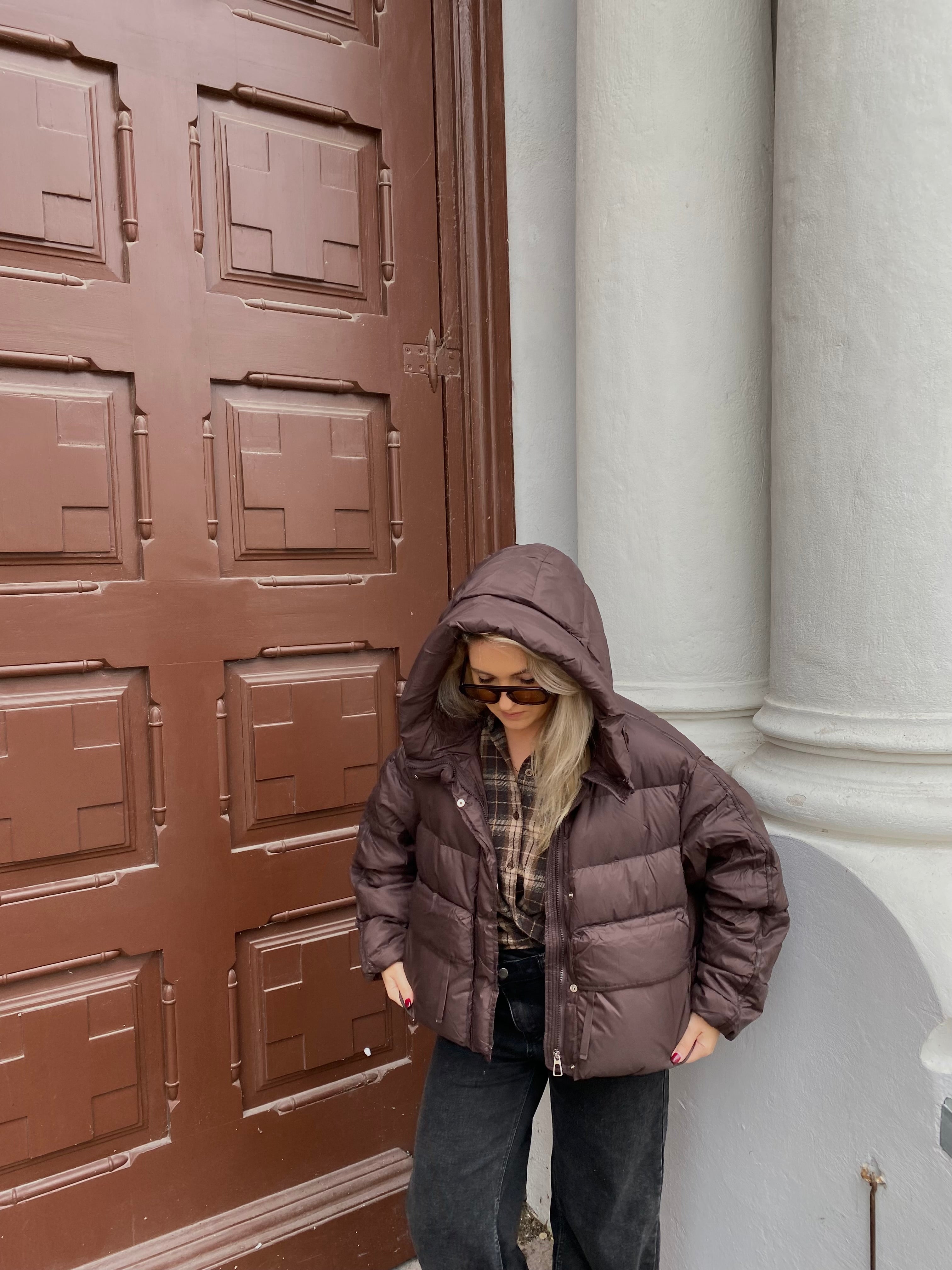 Šokoladinė pūkinė stilinga striukė “Chocolate Puffer Oversize”