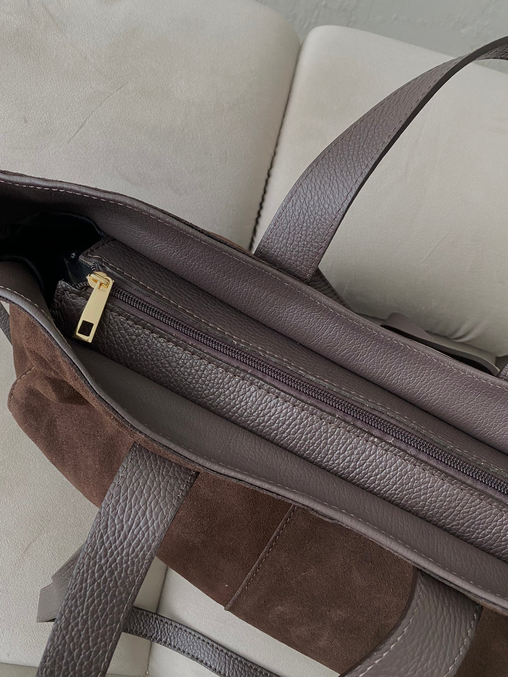 Šokoladinė verstos odos tote rankinė „Sorelle Suede Tote“