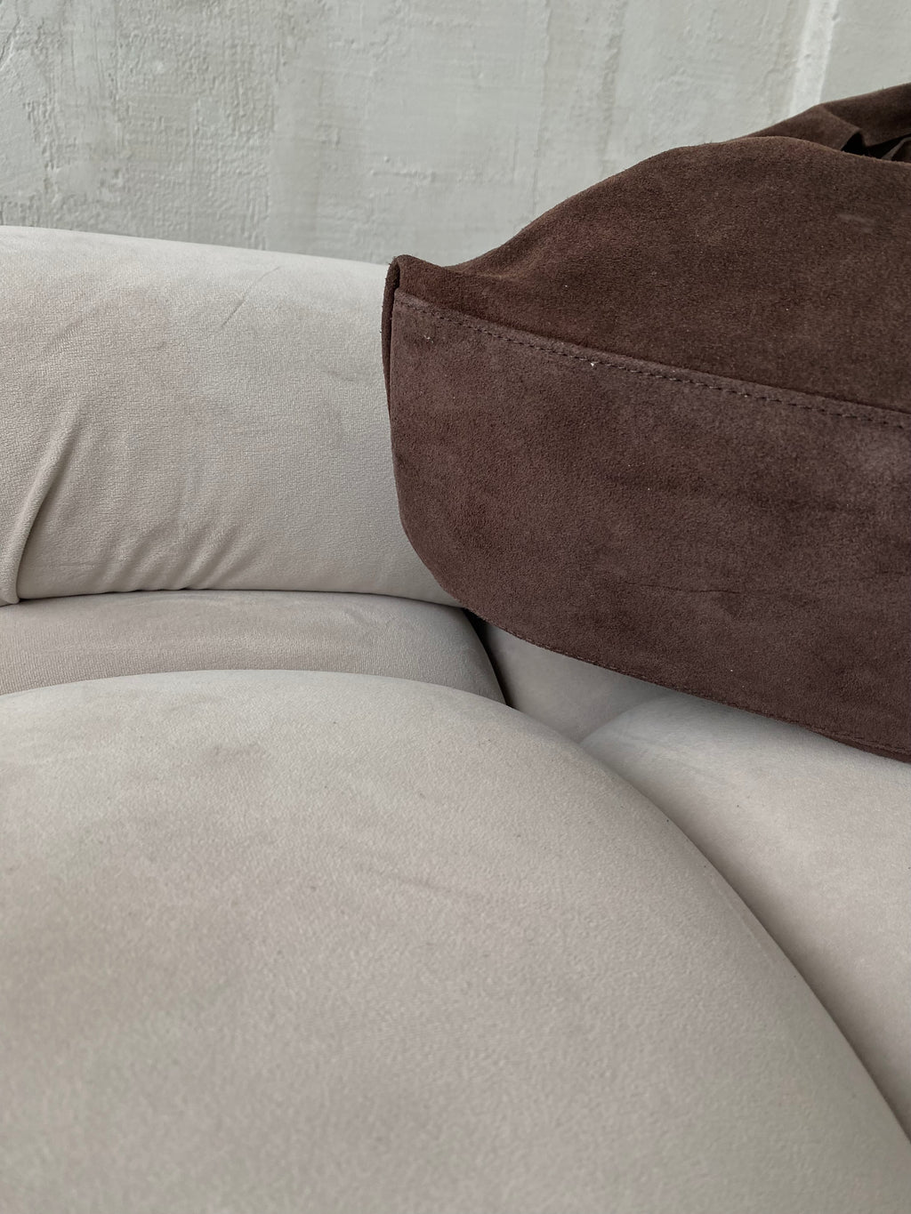 Ruda verstos odos rankinė „Marlow Suede Hobo“