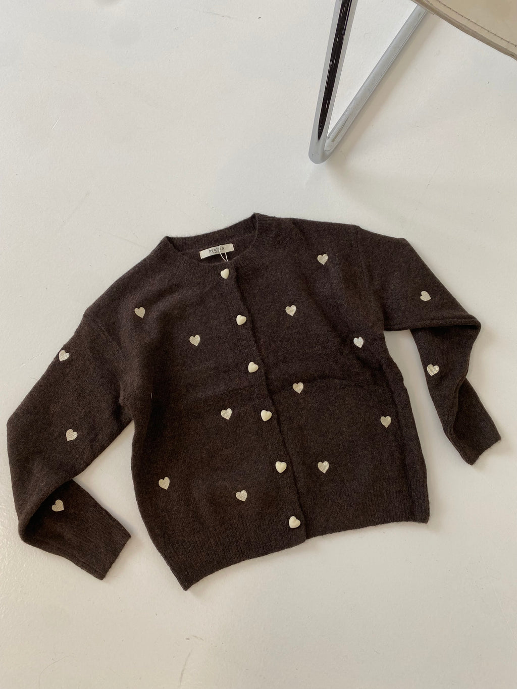 Rudas jaukus susagstomas megztinis su širdelėmis “Warm Heart Brown”