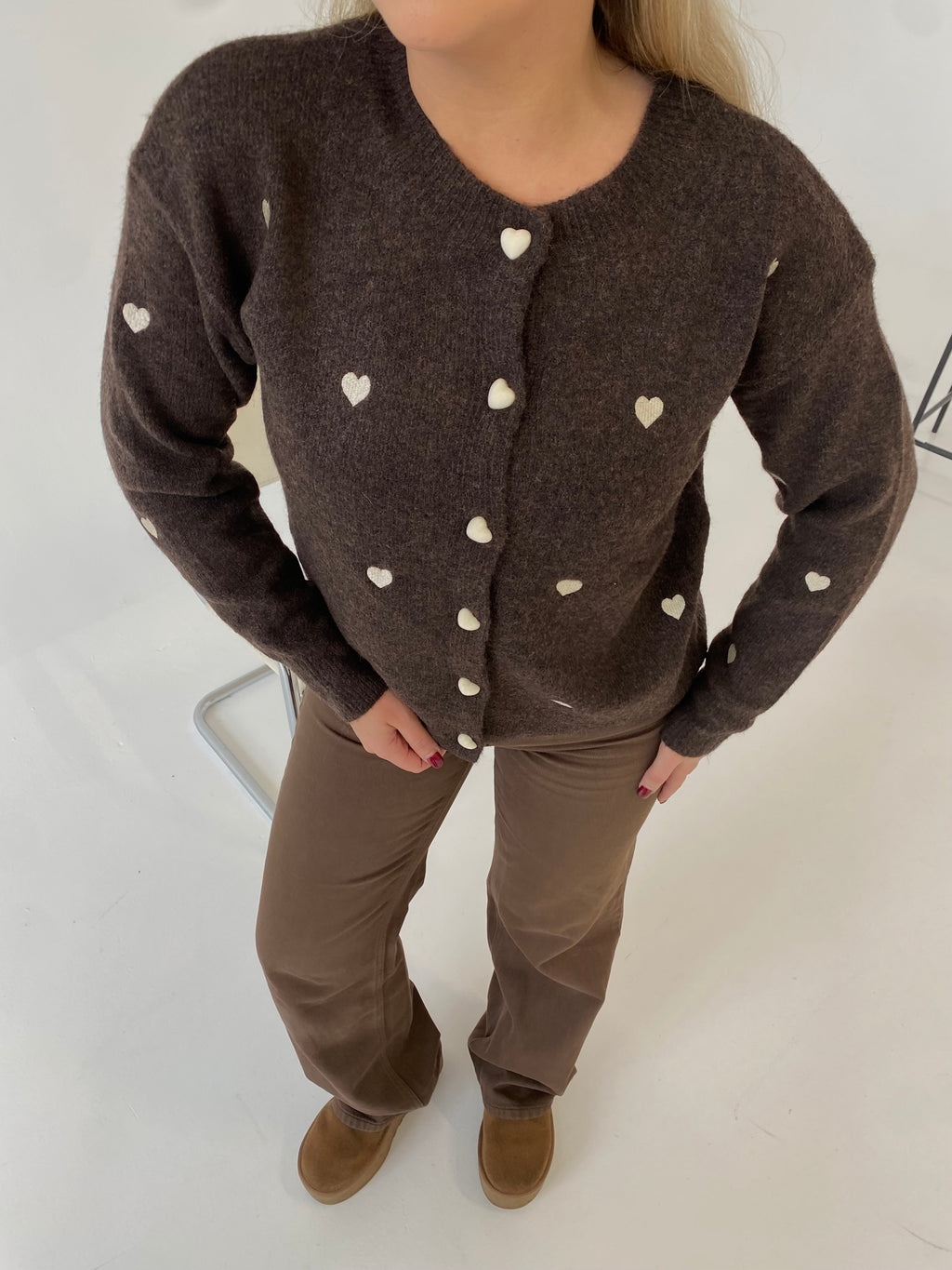 Rudas jaukus susagstomas megztinis su širdelėmis “Warm Heart Brown”