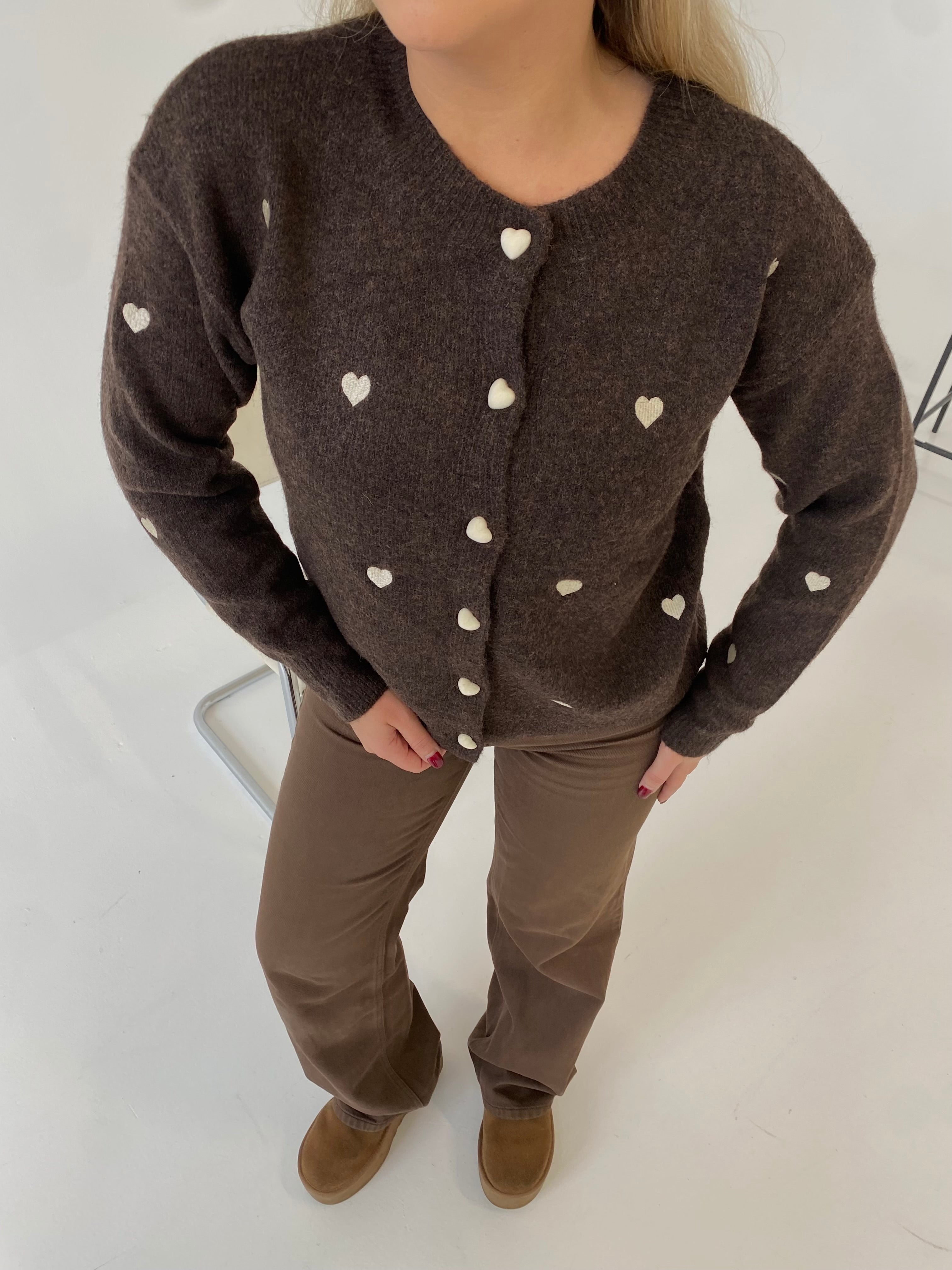 Rudas jaukus susagstomas megztinis su širdelėmis “Warm Heart Brown”